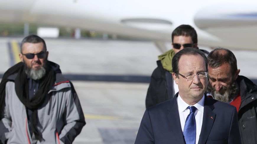 Le 30 octobre 2013, François Hollande accueille les quatre derniers otages d’Arlit.