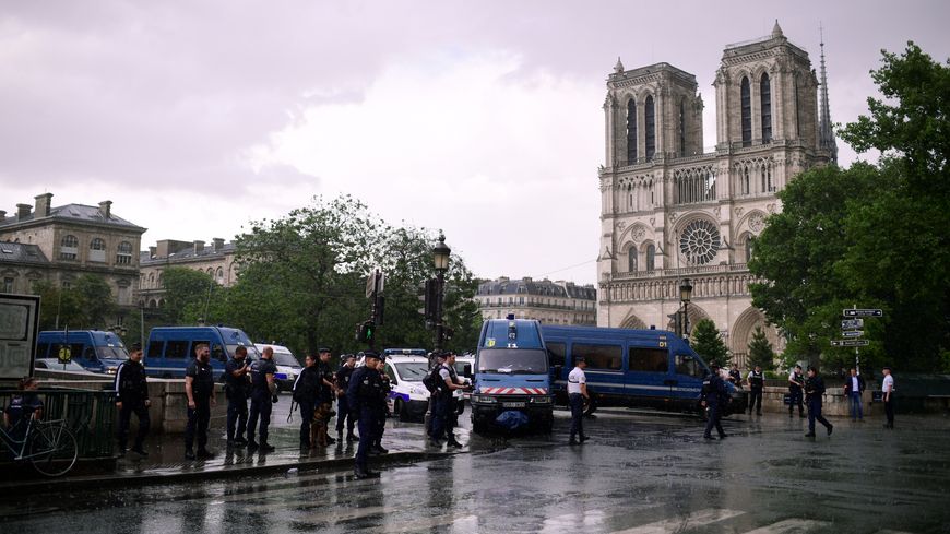 Le parvis et la cathédrale Notre-Dame de Paris, avant l'incendie, ici photographiée en 2016 sous haute protection. Image d'illustration.