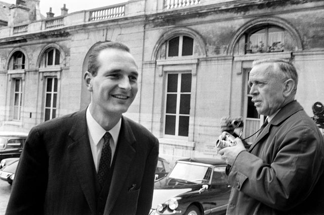 Jacques Chirac, jeune secrétaire d'État, en 1968 lors des négociations des accords de Grenelle.
