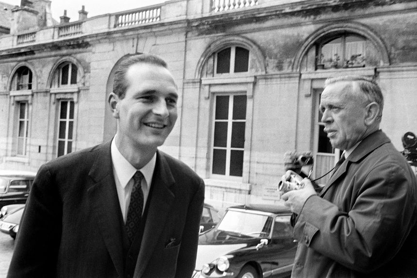 Jacques Chirac, jeune secrétaire d'État, en 1968 lors des négociations des accords de Grenelle.