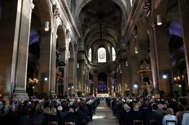Quelque 2 000 personnes ont assisté à la cérémonie à l'intérieur de l'église Saint-Sulpice.