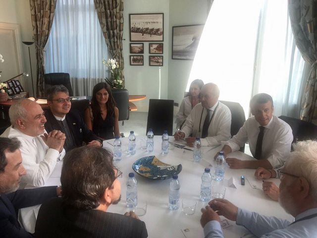 Visite surprise du ministre iranien des Affaires étrangères Mohammad Javad Zarif (en blanc à gauche) au G7 de Biarritz le 26 août 2019