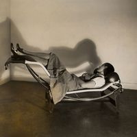 Charlotte Perriand sur la « Chaise longue basculante, B306 », (1928-1929) – Le Corbusier, P. Jeanneret, C. Perriand, vers 1928 © F.L.C. / ADAGP, Paris 2019 © ADAGP, Paris 2019 © AChP