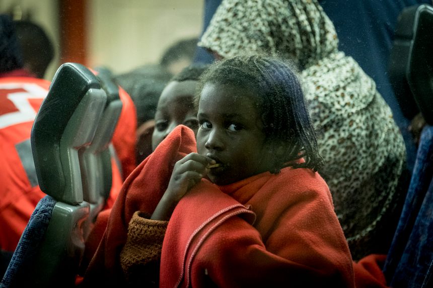 Une jeune fille dans un bus à transférer dans un centre. Depuis le début de l’année 2019, environ 1300 migrants sauvés ont débarqué dans le port de Malaga le 16 janvier 2019 à Malaga, dans le sud de l’Espagne.