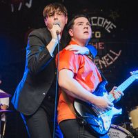 Mez Green et Mick Sanders de LIFE en concert au Brudenell Social Club le 13 octobre 2017 à Leeds, en Angleterre.