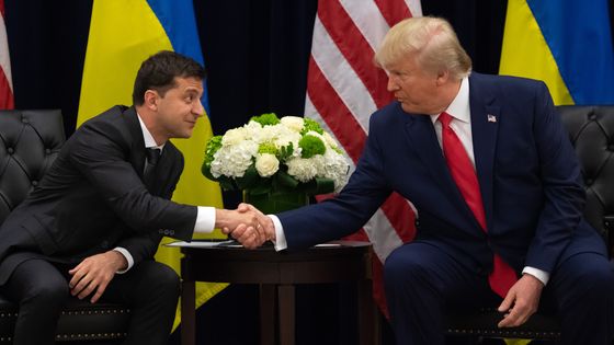 Le président américain D. Trump et son homologue ukrainien, V. Zelensky se serre la main pendant une réunion, à New-York, en marge de l'Assemblée générale des Nations unies, le 25 septembre. ©AFP - Saul Loeb