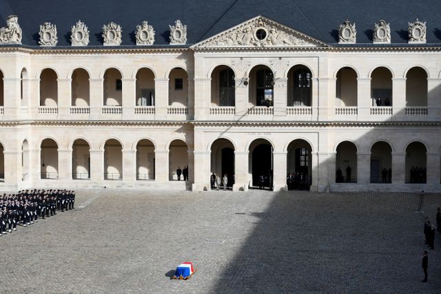 Recouvert du drapeau tricolore, le cercueil est déposé au centre de la cour des Invalides.