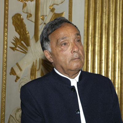 Lucien Attoun décoré de l'insigne de commandeur de l'Ordre des arts et des lettres le 27 avril 2006.