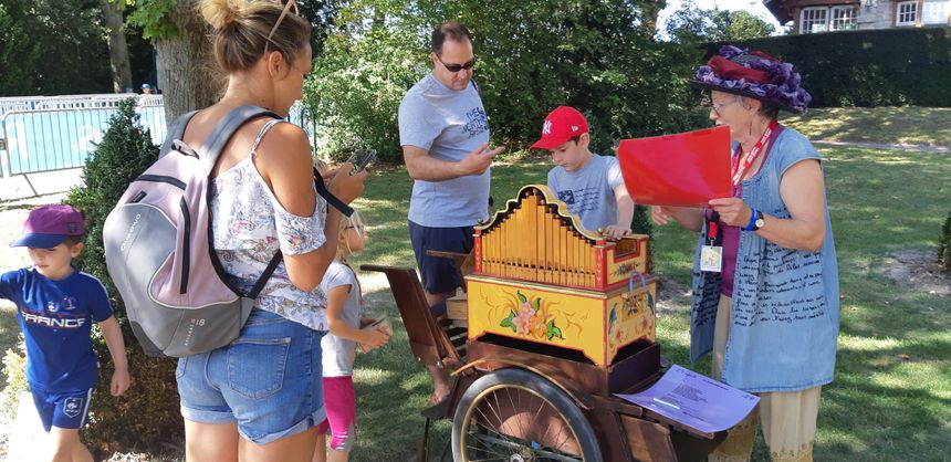Marie Tournelle et son orgue de Barbarie intriguait beaucoup les enfants qui pouvaient faire tourner la manivelle de cette drôle de boîte à musique