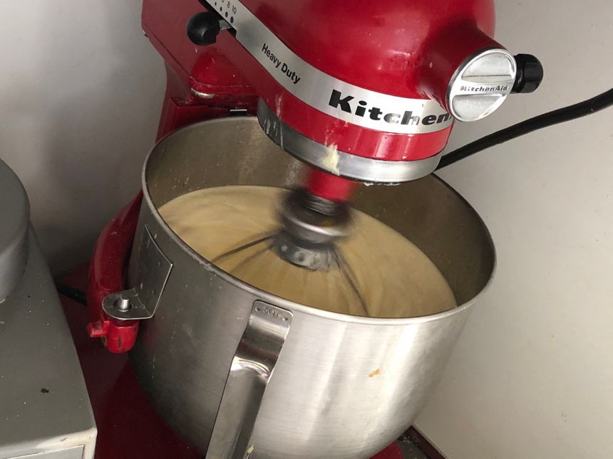 Une crème à bombe préparée avec un robot mixer par Philippe Batard à l'Auberge du Vieux Château à Saint-Sauveur-le-Vicomte. Août 2019.