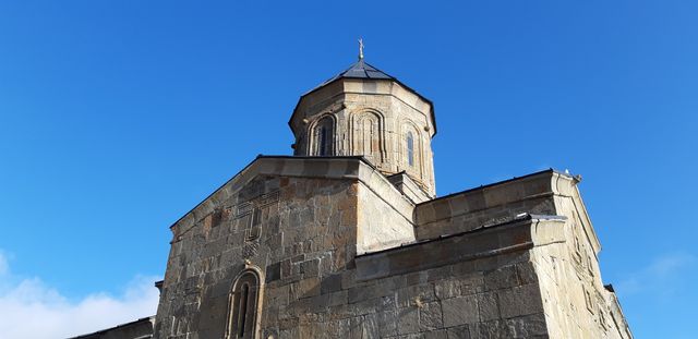 Église de la Trinité de Guerguéti sur le Mont Kazbek