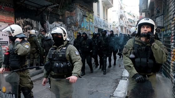 Policiers se préparant à évacuer des immigrés réfugiés dans un immeuble d'Exarchia ©Maxppp - Pantelis Saitas