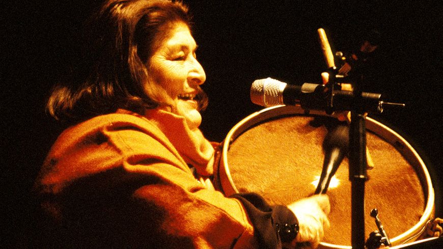 Mercedes Sosa sur scène, à Londres, en 1999.