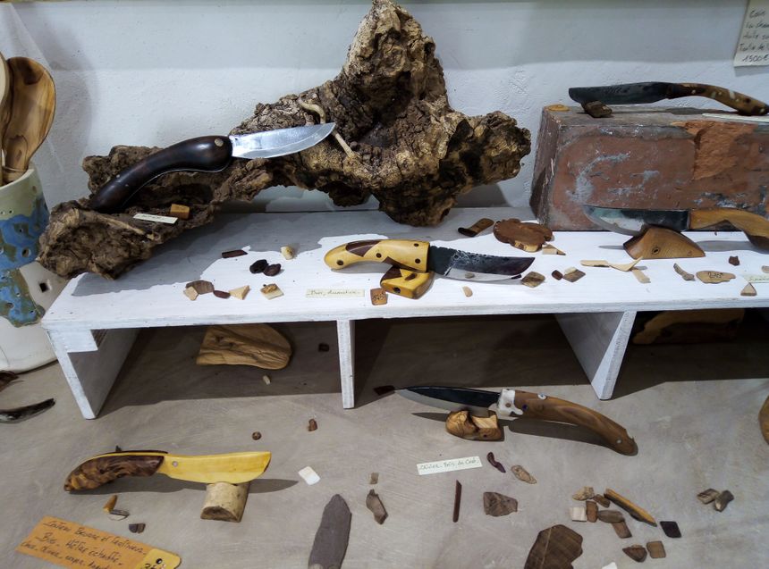 Les divers couteaux de Lucas Poutout en bois du Ventoux et marqueterie.