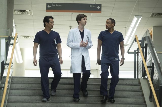 Freddie Highmore encadré ici par Hill Harper et Will Yun Lee