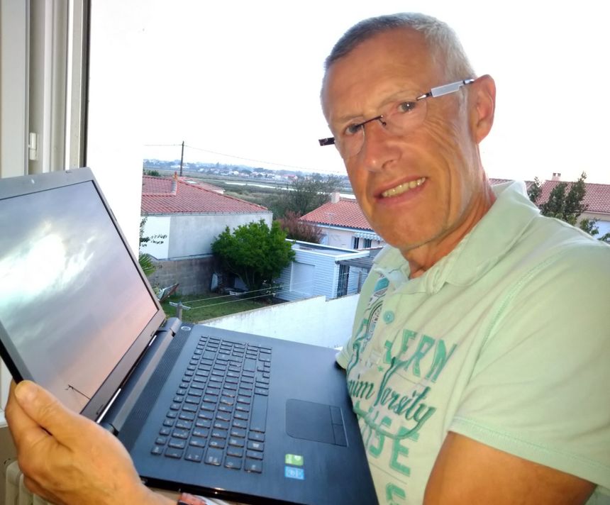 Éric Wilmart propose des ateliers numériques gratuits chaque semaine dans un bar des Sables d'Olonnes.