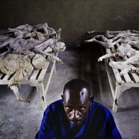 Emanuel Murangira, un survivant du génocide des Tutsi au Rwanda en 1994, photographié en 2003 au Mémorial Murambi