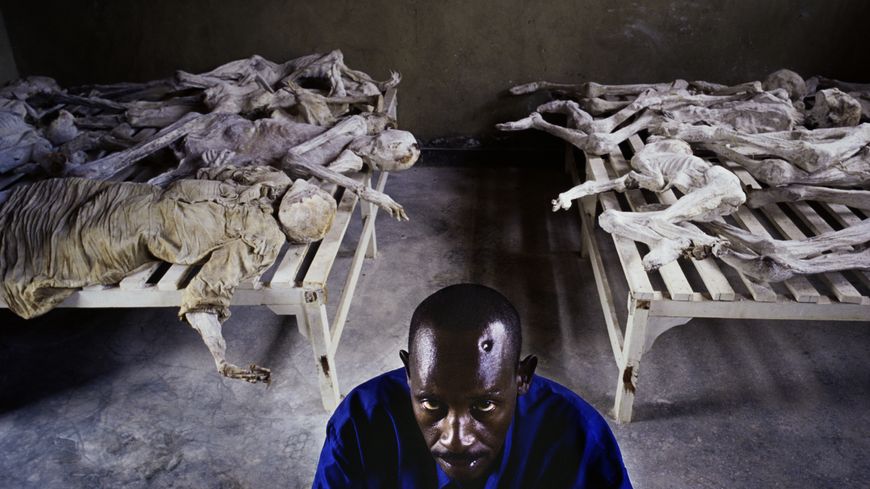 Emanuel Murangira, un survivant du génocide des Tutsi au Rwanda en 1994, photographié en 2003 au Mémorial Murambi