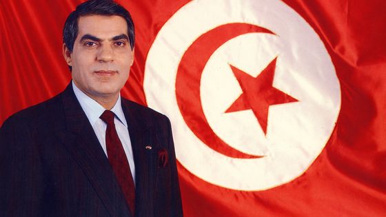 Le président Zine el-Abidine Ben Ali pose pour une photo officielle devant le drapeau tunisien. (01/04/1988) ©AFP - Handout