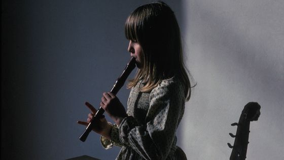 Petite fille jouant de la flûte à bec, en février 1976, en France. ©Getty - Valérie WINCKLER/Gamma-Rapho