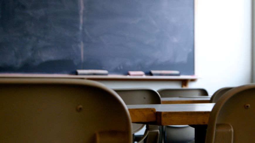 Directeurs d'école, enseignants, parents d'élèves, élus ou syndicalistes ont demandé à l'Education nationale "de prendre acte du geste désespéré de notre collègue".