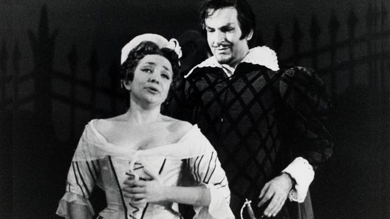 Jane Berbié et Gérard Souzay dans une production de 'Don Juan' de Mozart mise en scène par José Beckman. Le 23/11/1960, Opéra national de Paris. Photographie : Roger Pic - gallica.bnf.fr / Bibliothèque nationale de France