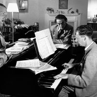 Peter Pears en répétition (à gauche) avec Benjamin Britten au piano avec Ronald Duncan et Arthur Oldham / Jeffrey Tate : Britannia Lyrica prod. Claude Maupomé (1988)