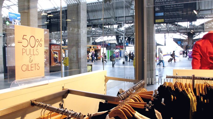 Boutiques dans la gare de l'Est, à Paris, en 2011