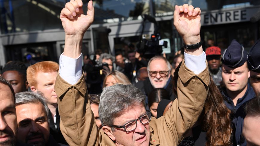 Jean-Luc Mélenchon était jugé avec cinq de ses proches à Bobigny pour rébellion et actes d'intimidation lors de la perquisition mouvementée au siège de La France insoumise en octobre.