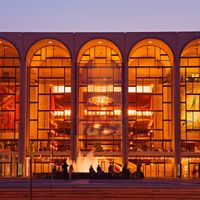 Le Metropolitan Opera à New York, conçu par Wallace K. Harrison et construit en 1966