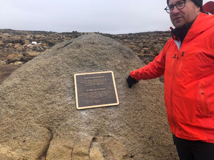 L'auteur Andri Snaer Magunson et sa "Lettre au futur", à l'endroit où se trouvait le glacier Okjökull