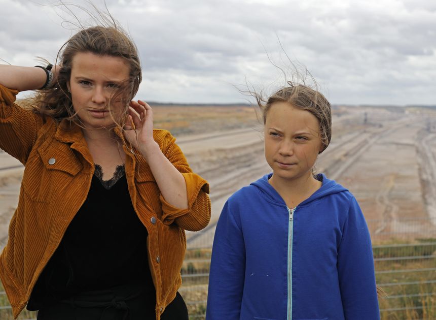 La militante allemande Luisa Neubauer accompagnée de Greta Thunberg lors d'une action en Allemagne, en août 2019.