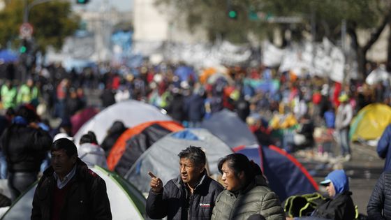 En Argentine, à la veille de la présentation par l'opposition d'une loi exigeant l'instauration d'un état "d'urgence alimentaire", des manifestants campent devant le Ministère du développement Social à Buenos Aires le 12 Septembre 2019. ©AFP - Emiliano Lasalvia