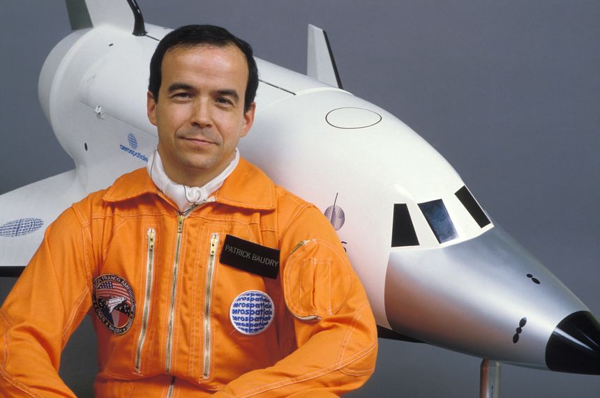 Le spationaute français Patrick Baudry devant la maquette de la navette spatiale européenne Hermès en janvier 1986 à Paris.