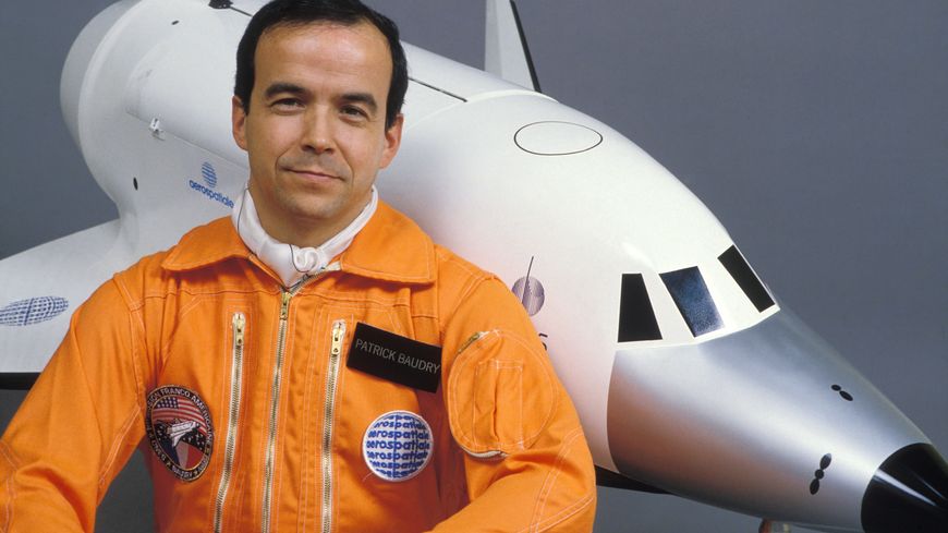 Le spationaute français Patrick Baudry devant la maquette de la navette spatiale européenne Hermès en janvier 1986 à Paris.