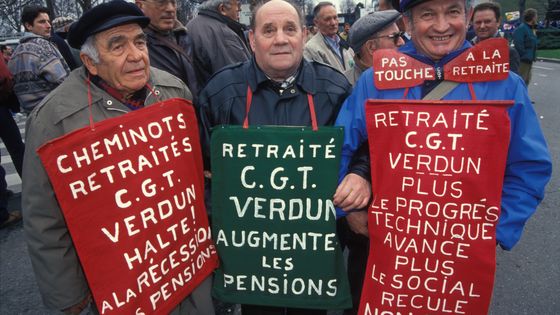Les retraités manifestent contre la récession des pensions de retraite, le 12 mars 1994, Metz, France. ©Getty - Photo by Francis DEMANGE/Gamma-Rapho