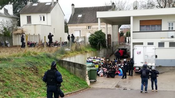 Des étudiants sur le sol après avoir été arrêtés par la police au lycée Saint-Exupéry à Mantes-la-Jolie dans les Yvelines (6/12/18) ©AFP - CÉLINE AGNIEL / AFP