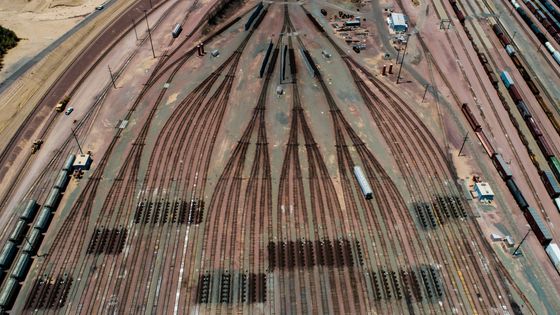 Pour préparer la libéralisation, la SNCF a été scindée en 1997 en deux entités, qui s’appellent aujourd’hui SNCF Réseau, qui gère les rails SNCF Mobilités, qui exploite les trains ©Getty - kokouu