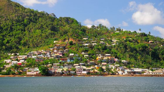 Vue de la mer vers les maisons du village de Manjagou, dans la Baie de Chiconi à Mayotte ©Getty - Peter Giovannini
