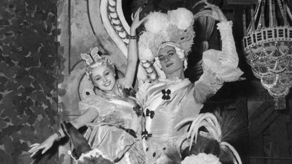 Les danseuses Liane Daydé et Lycette Darsonval dans le ballet 'Les Indes Galantes' de Rameau à l'Opéra Garnier en 1952 à Paris, France.