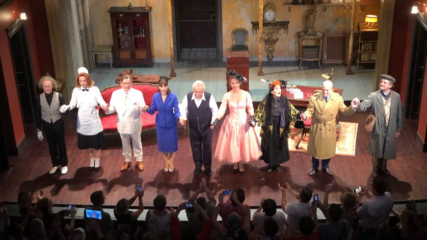 Michel Sardou, Nicole Croisille, Eric Laugerias et la troupe de la pièce "N'écoutez pas mesdames" de Sacha Guitry sur la scène du théâtre de la Michodière