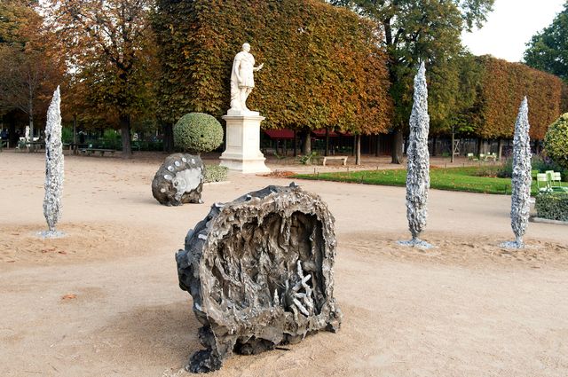 L'artiste Jean-Marie Appriou représente des grottes avec des mains qui semblent s'enfoncer dans leur néant et appeler au secours.