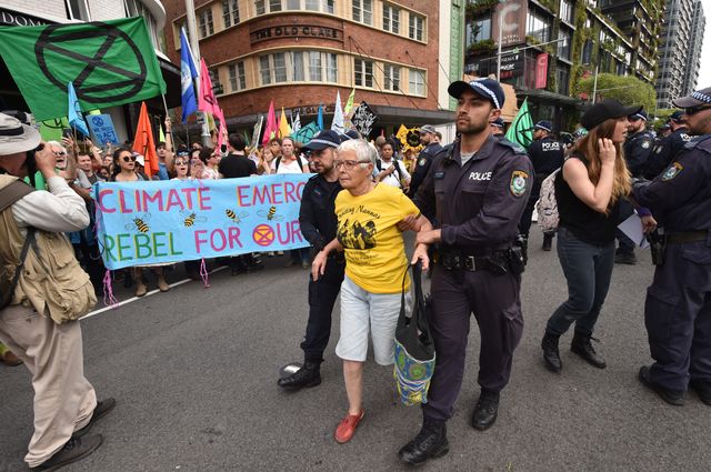 Un manifestant délogé à Sydney.