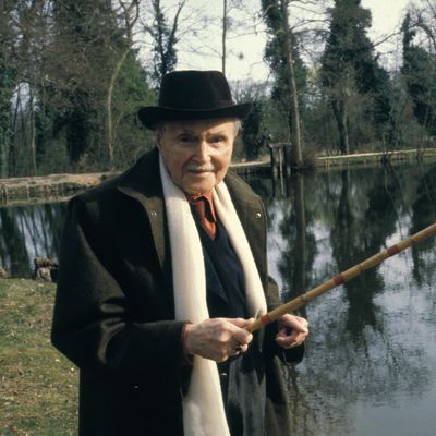 Maurice Genevoix, à la pêche en avril 1980.