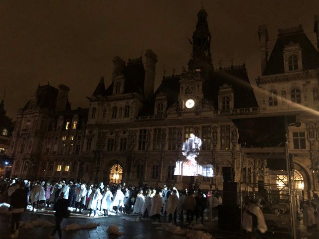 Pour que le dispositif fonctionne, des capes blanches étaient distribuées aux danseurs à l'entrée du bal.