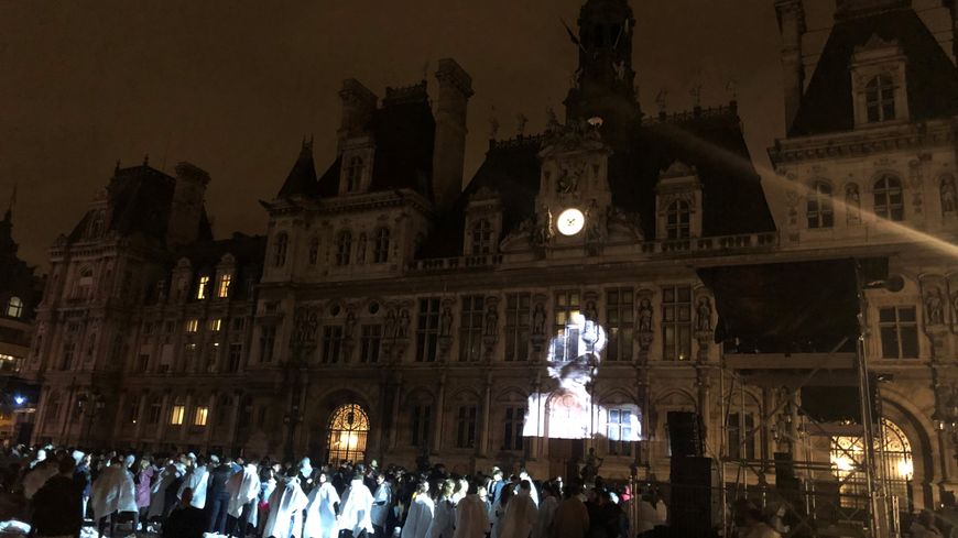 Pour que le dispositif fonctionne, des capes blanches étaient distribuées aux danseurs à l'entrée du bal.
