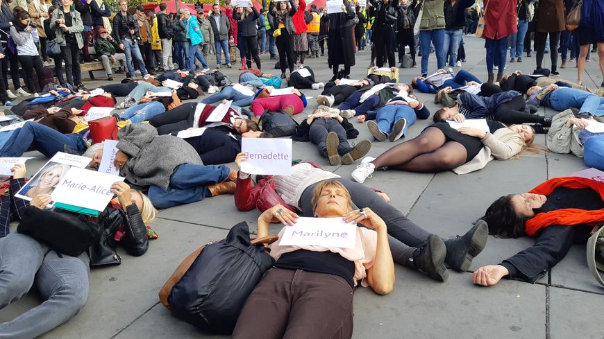 "Die-in" : rassemblement contre les féminicides, à Paris, place de la République, organisé par le collectif "Nous Toutes".