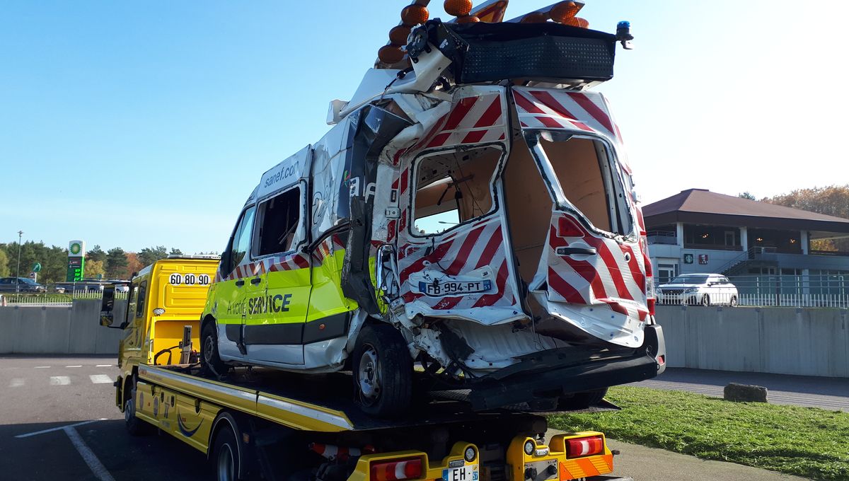Marne Un Blesse Grave Apres Une Violente Collision Entre Un Poids Lourd Et Un Camion De La Sanef Sur L A4