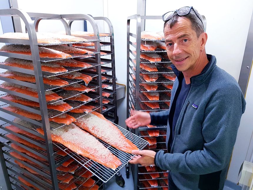 Hervé Cordonnier sale les saumons venus d'Irlande.