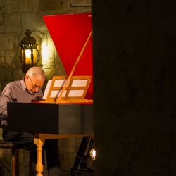 Mario Raskin (clavecin) joue Scarlatti dans le cadre de l'enregistrement de l'intégrale des sonates pour France Musique au château d'Ampelle (Gers) le 19 juillet 2018.
